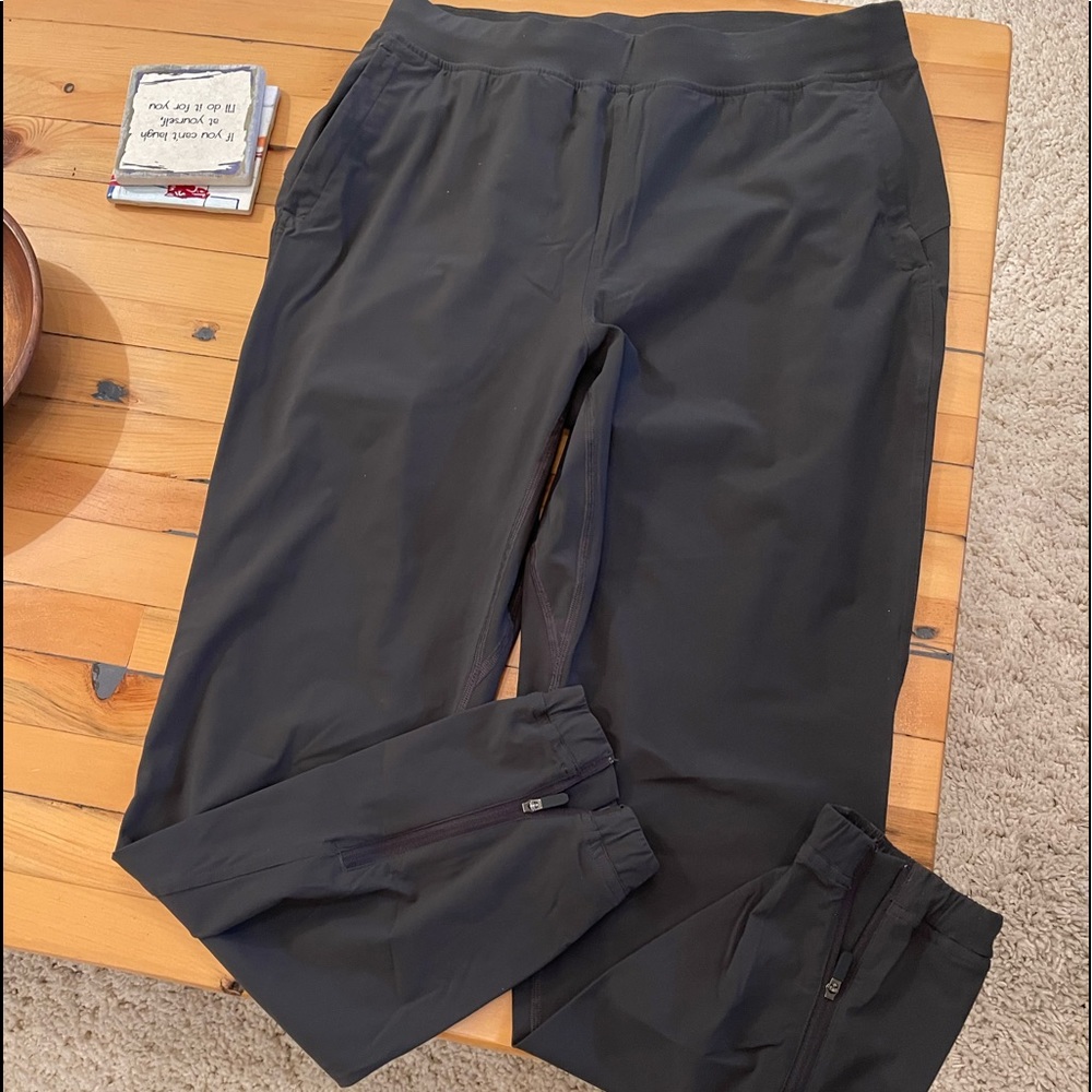 Lululemon size 8 gray joggers